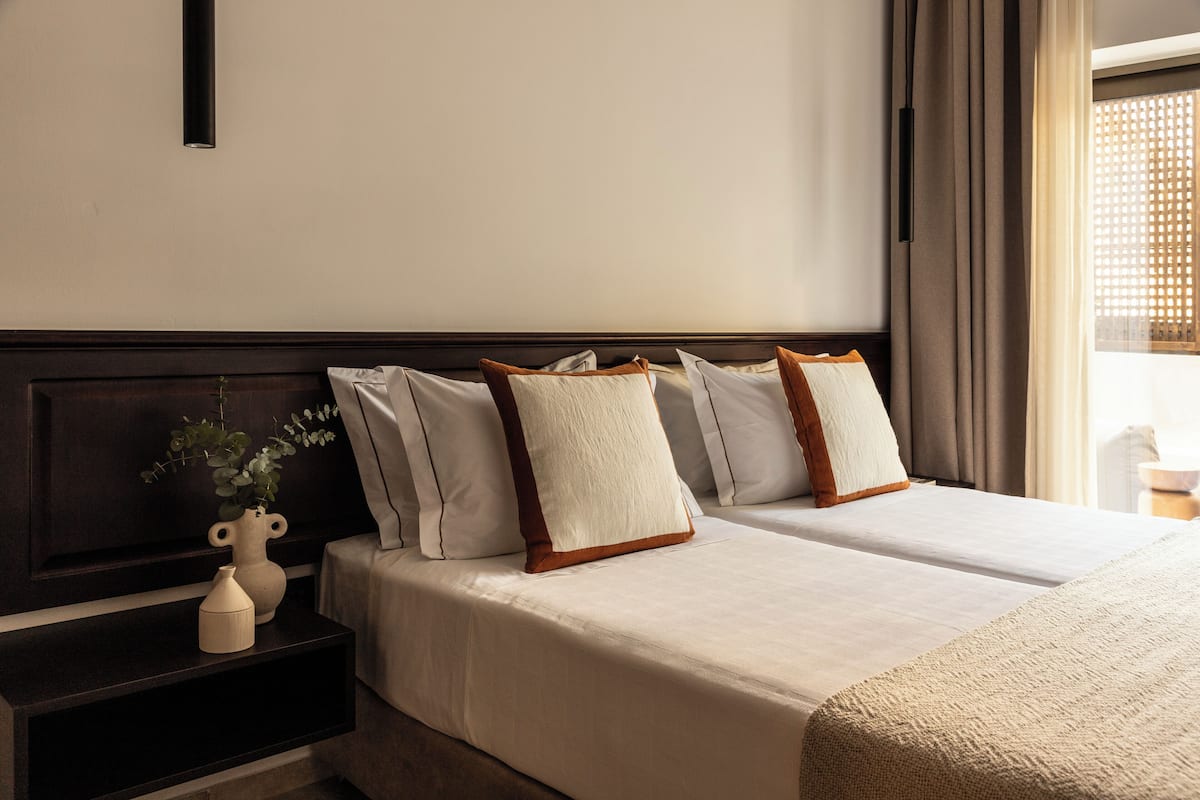 Hypo-allergenic bedding, in-room safe, blackout drapes, soundproofing