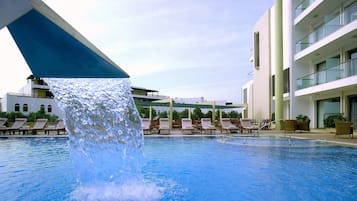 2 piscines extérieures, parasols de plage, chaises longues