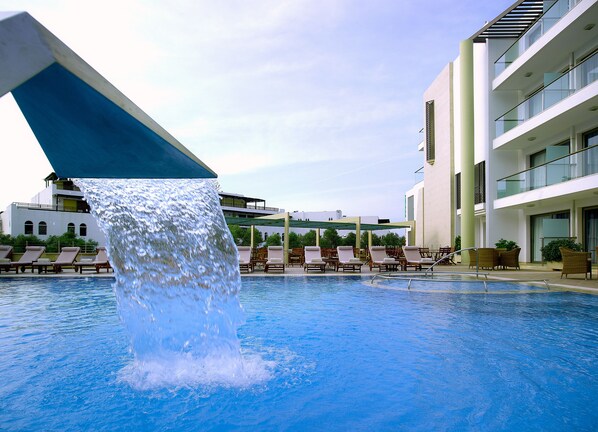 2 piscines extérieures, parasols de plage, chaises longues