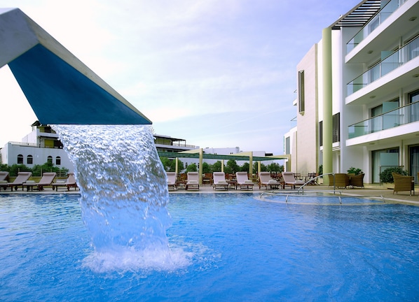 2 piscine all'aperto, ombrelloni da piscina, lettini