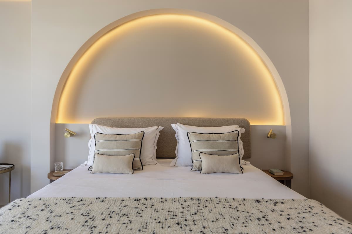 Deluxe Double room | Hypo-allergenic bedding available, in-room safe, blackout drapes