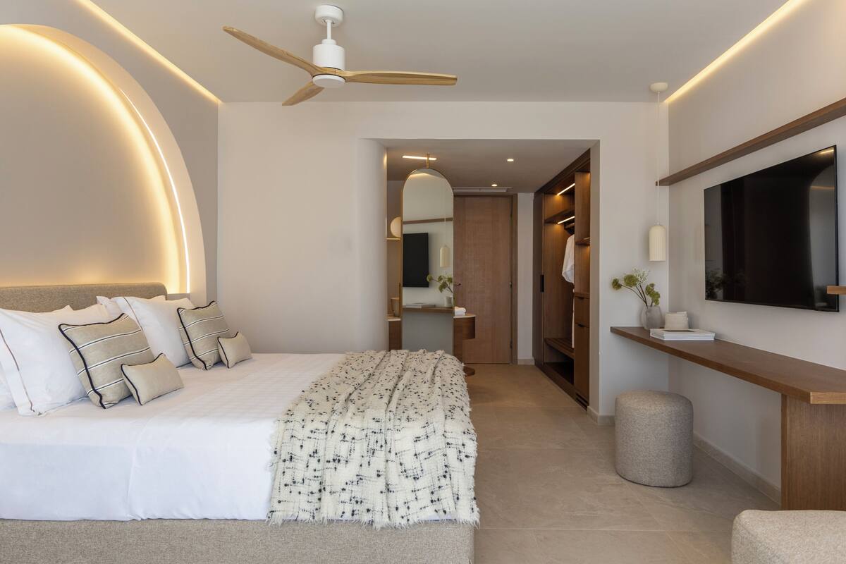 Deluxe Grand room | Hypo-allergenic bedding available, in-room safe, blackout drapes