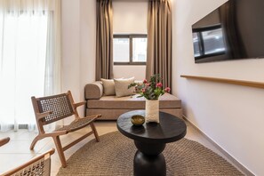 Urban Junior Suite with Plunge Pool | 1 bedroom, hypo-allergenic bedding, in-room safe, blackout drapes