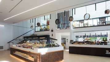 2 restaurants, spécialités Cuisine internationale