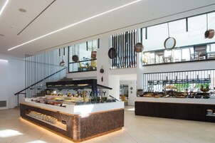 2 restaurantes; se sirve desayuno, almuerzo y cena