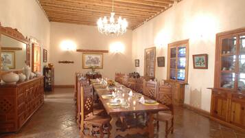 2 restaurants, breakfast, lunch, dinner served; Mexican cuisine