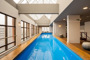 Una piscina cubierta, una piscina al aire libre