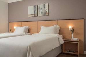 Luxo Twin - 2 Camas Solteiro | Minibaari, tallelokero huoneessa, työpöytä, pimennysverhot