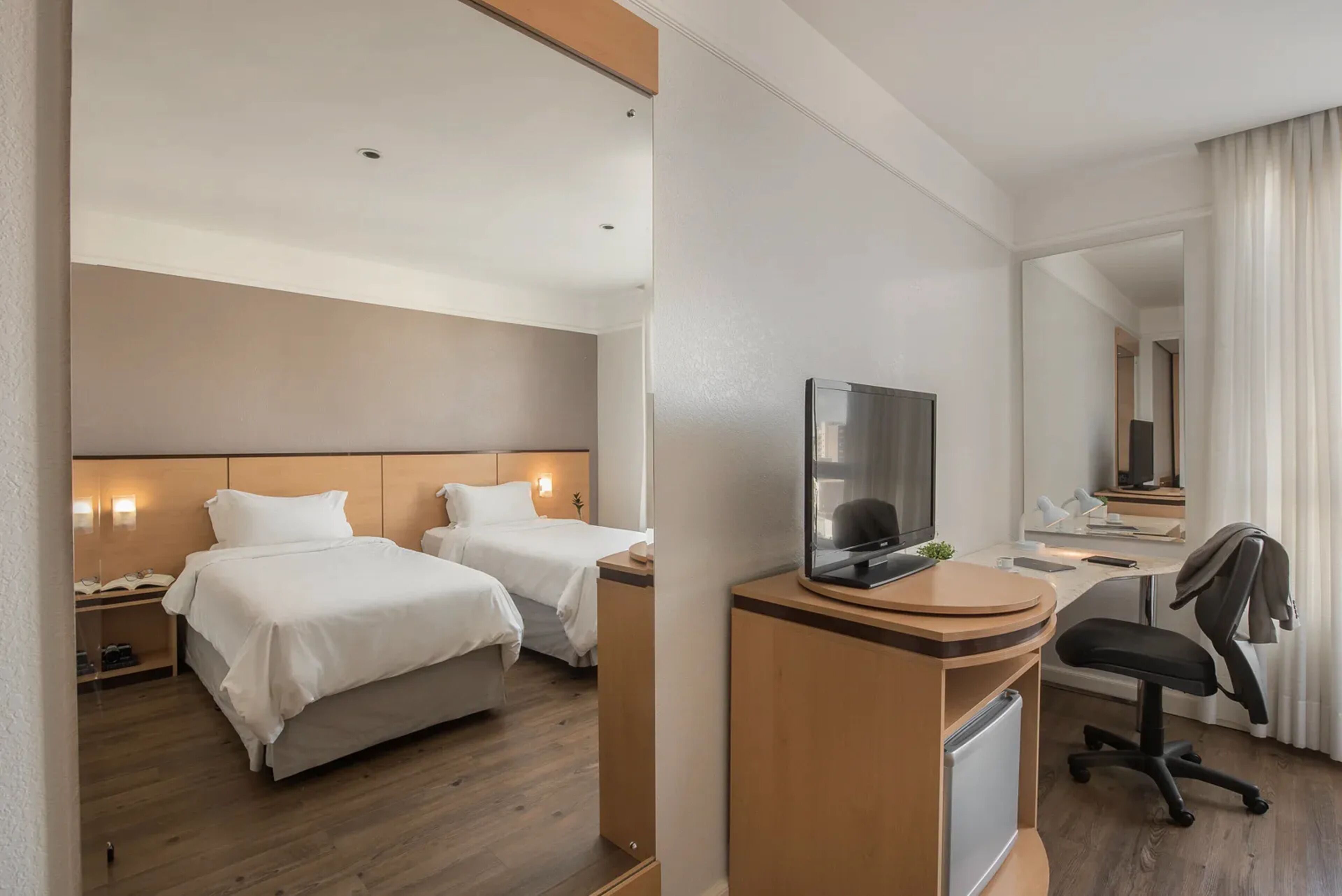 standard twin - 2 camas solteiro | minibar, in-room safe, desk, blackout curtains