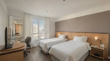 Minibar, safe på rommet, skrivebord og blendingsgardiner