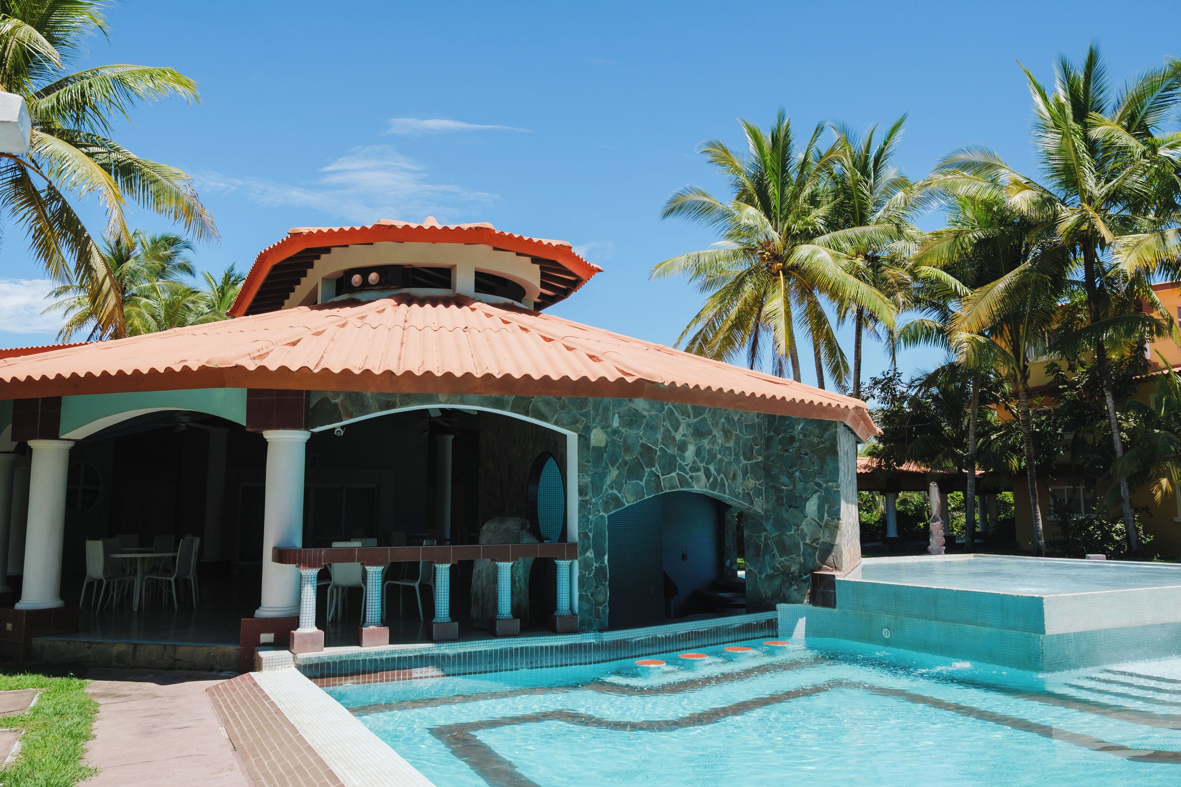 Swim-up bar