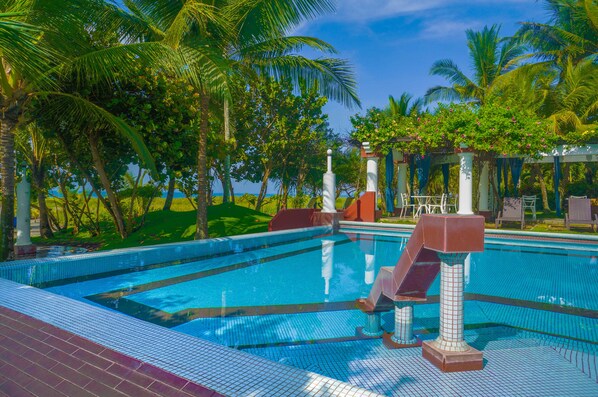 Piscina externa, funciona das 7h às 21h, espreguiçadeiras