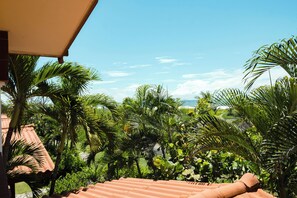 1 bedroom, desk, blackout drapes, free cribs/infant beds