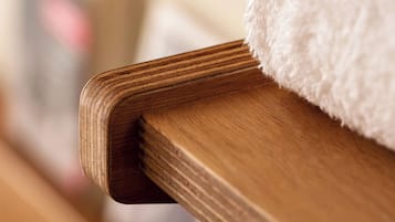 Primer plano de una silla de madera con un cojín blanco y esponjoso.