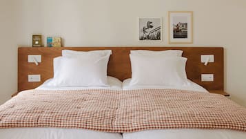 Quarto solteiro | Escrivaninha, quartos à prova de som, ferros/tábuas de passar roupa