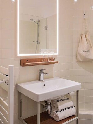 Free toiletries, hair dryer, towels - Alfred Hotels Paris Gare du Nord (Paris)