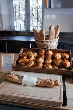 Petit déjeuner continental (8.50 EUR par personne)