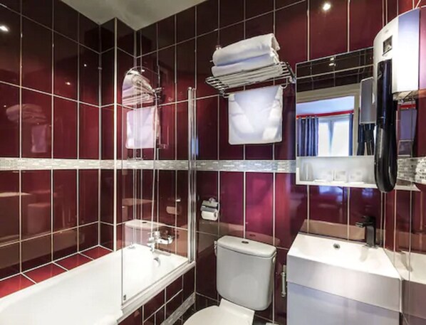 Perlengkapan mandi gratis, pengering rambut,  dan handuk