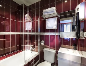 Free toiletries, hair dryer, towels - Hotel Maubeuge Gare du Nord (Paris)