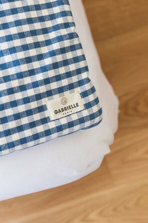 Eenpersoonskamer | Een kluis op de kamer, een bureau, geluiddichte muren