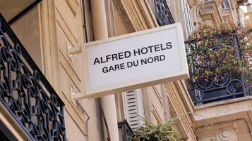 Señal para Alfred Hotels Gare du Nord.
