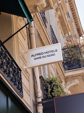 A sign for Alfred Hotels Gare du Nord.