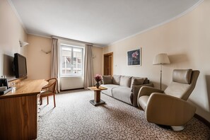 Suite (Casual) | Hypo-allergenic bedding, minibar, in-room safe, desk - Eurostars uHotel (Ljubljana)