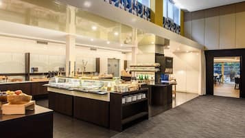 2 restaurants, international cuisine