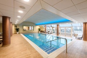 Piscina coberta (horari: 09:00-21:00) i gandules 