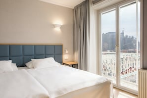 Superior Castle View | Allergiatestatut vuodevaatteet, minibaari, tallelokero huoneessa