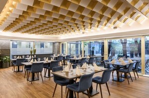 2 restaurants, international cuisine