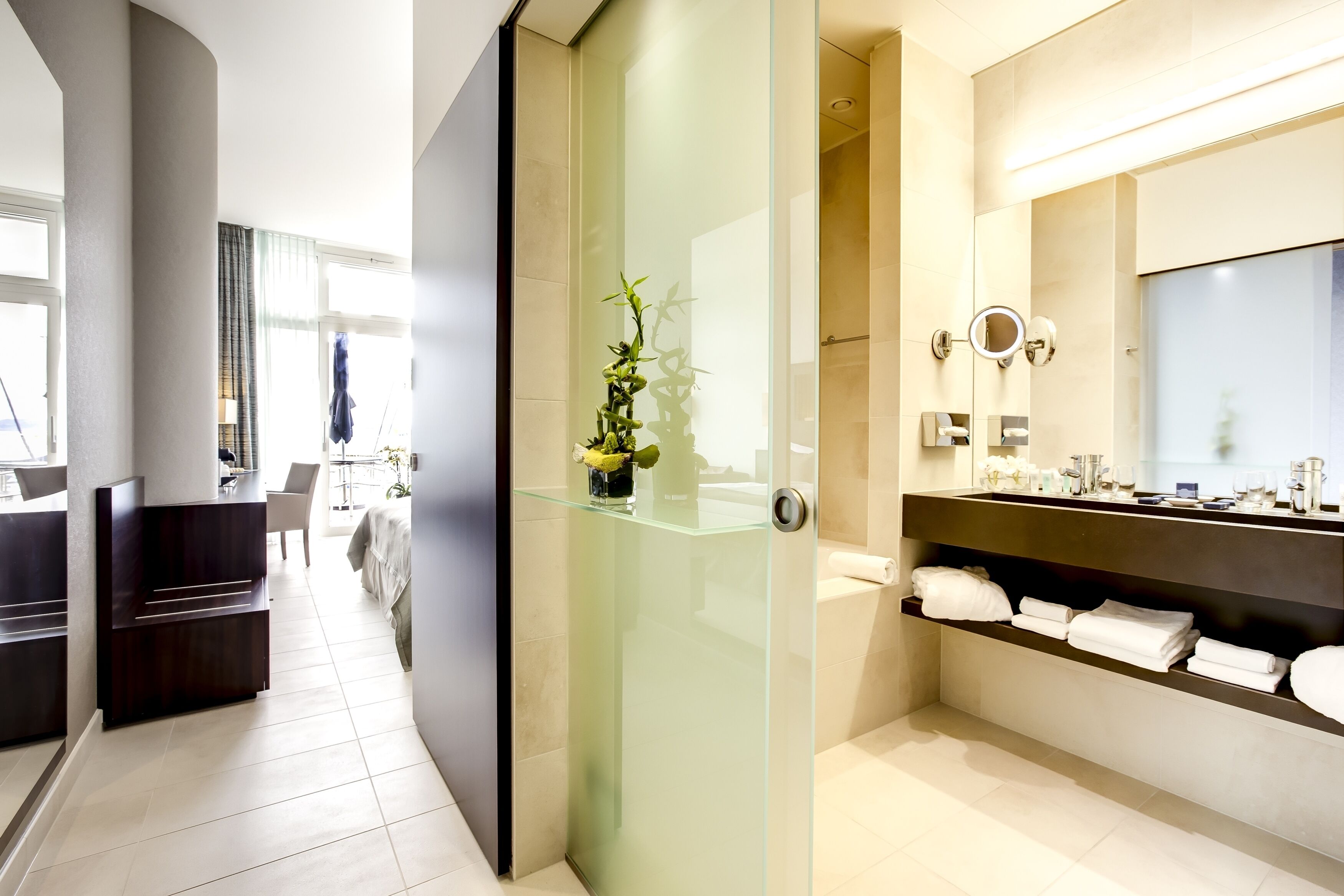 deluxe double room, terrace, lake view | 1 bedroom, minibar, in-room safe, desk