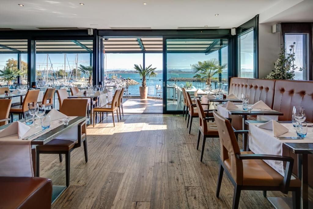 breakfast and lunch served