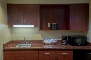 Kamar, 2 Tempat Tidur Queen, akses difabel, Bebas Asap Rokok (w/ roll-in shower) | Dapur pribadi | Lemari es, microwave, dan mesin pembuat kopi/teh