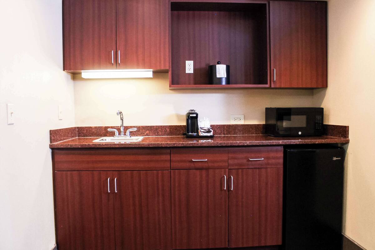 suite, 1 bedroom, non smoking | private kitchen | fridge, microwave, coffee/tea maker