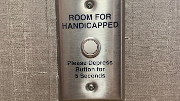 Señal que indica una habitación para personas con discapacidad, con un botón para accionar durante 5 segundos.