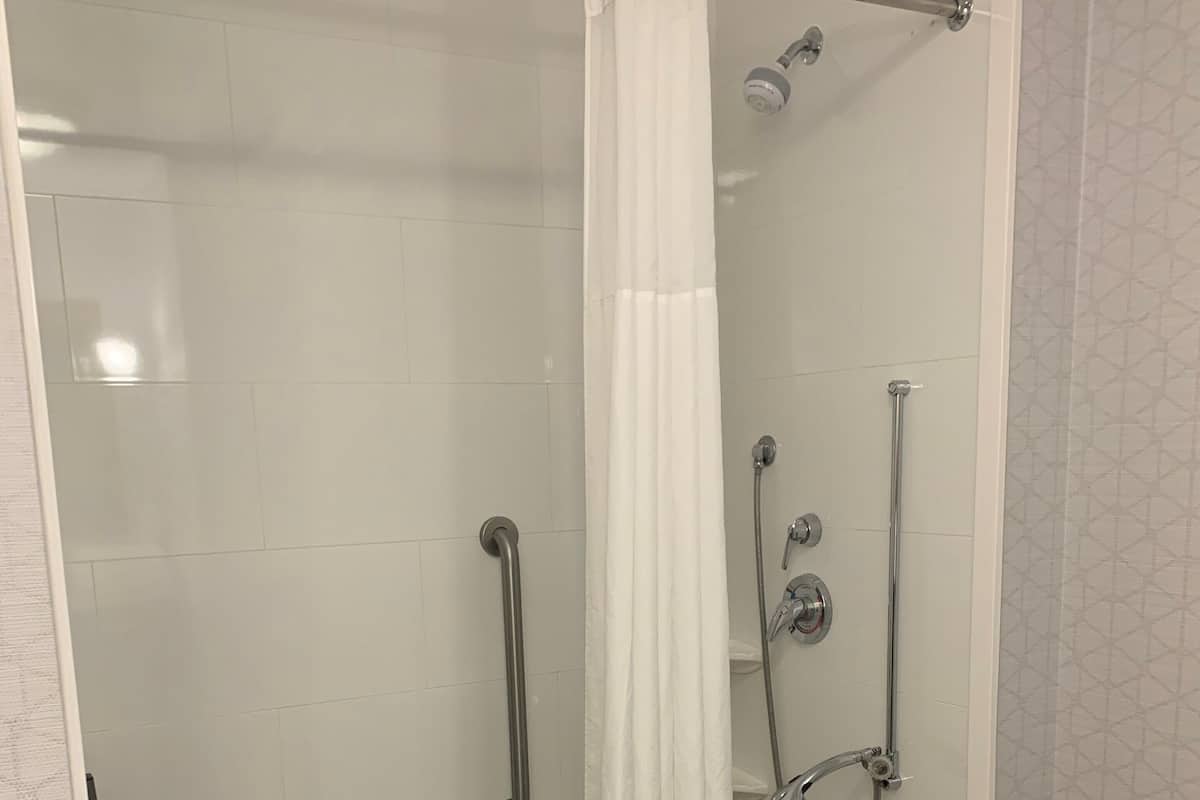 Zimmer, 1 King-Bett, barrierefrei, Nichtraucher | Badezimmer | Kostenlose Toilettenartikel, Haartrockner, Handtücher, Seife