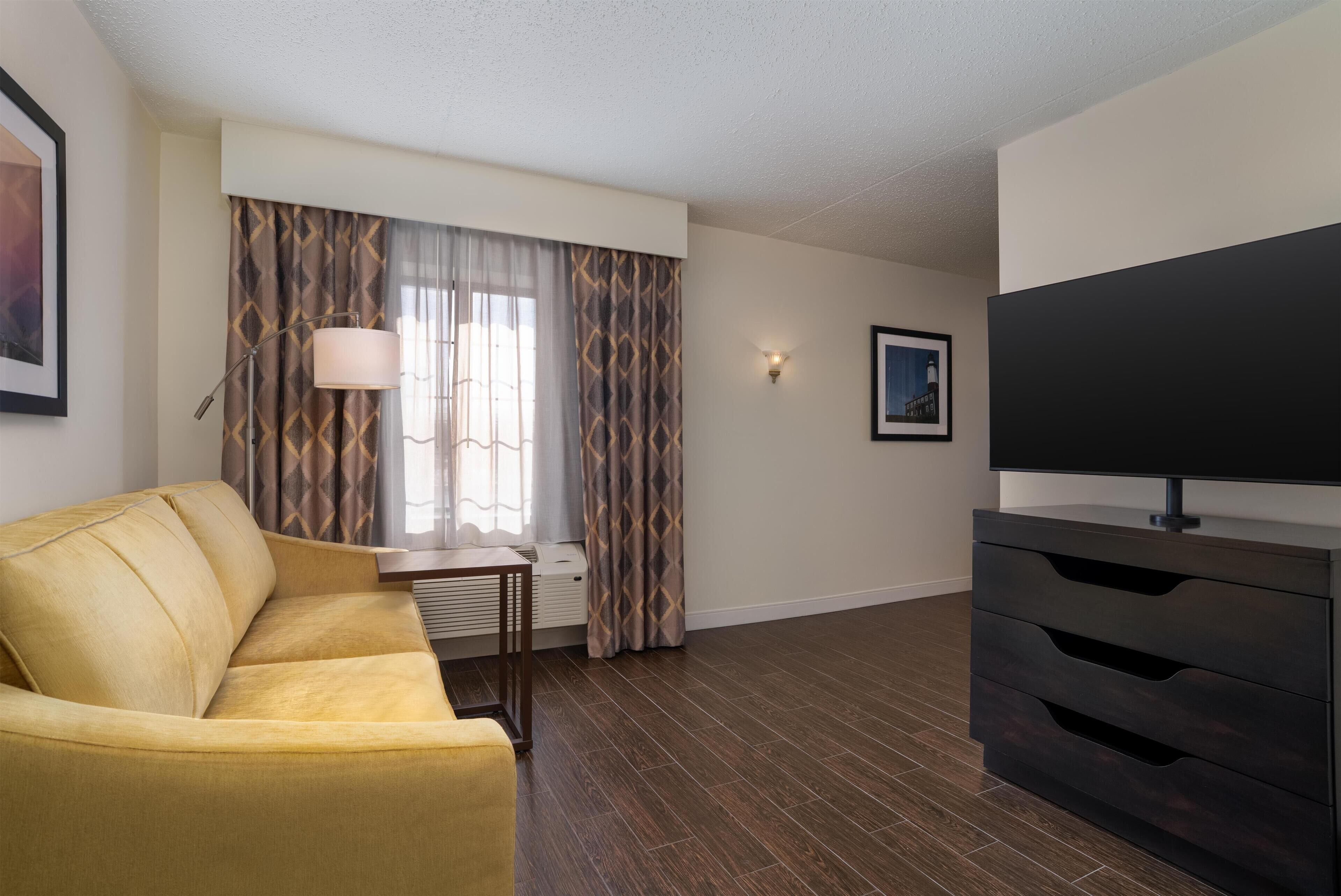 1 kingsize-seng, ikke-røyk | Oppholdsområde | En 37-tommers LED-TV med kabel-kanaler samt TV