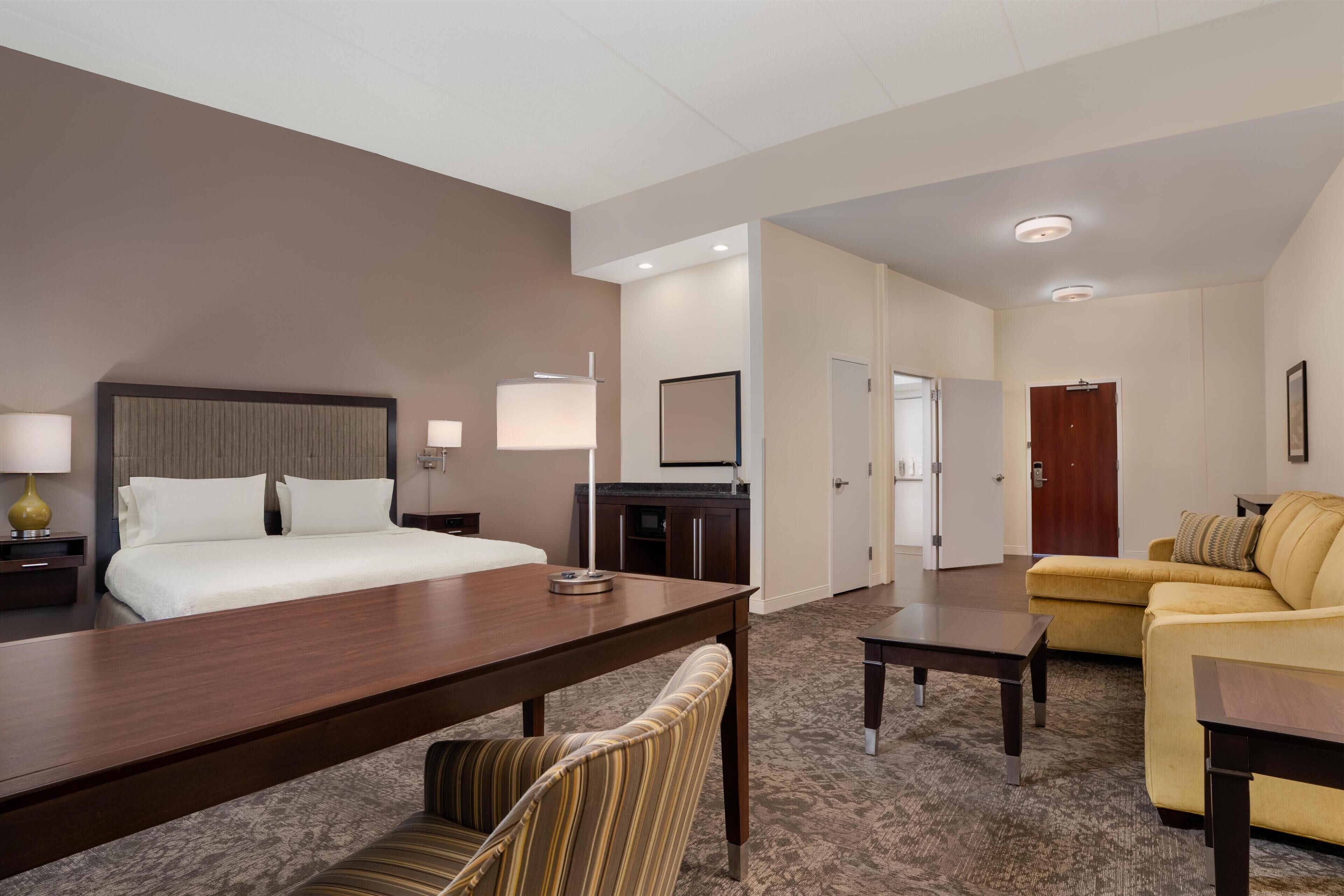 Studio, 1 kingsize-seng, tilgjengelighetstilpasset (Roll-in Shower) | Sengetøy av topp kvalitet, skrivebord og strykejern/-brett