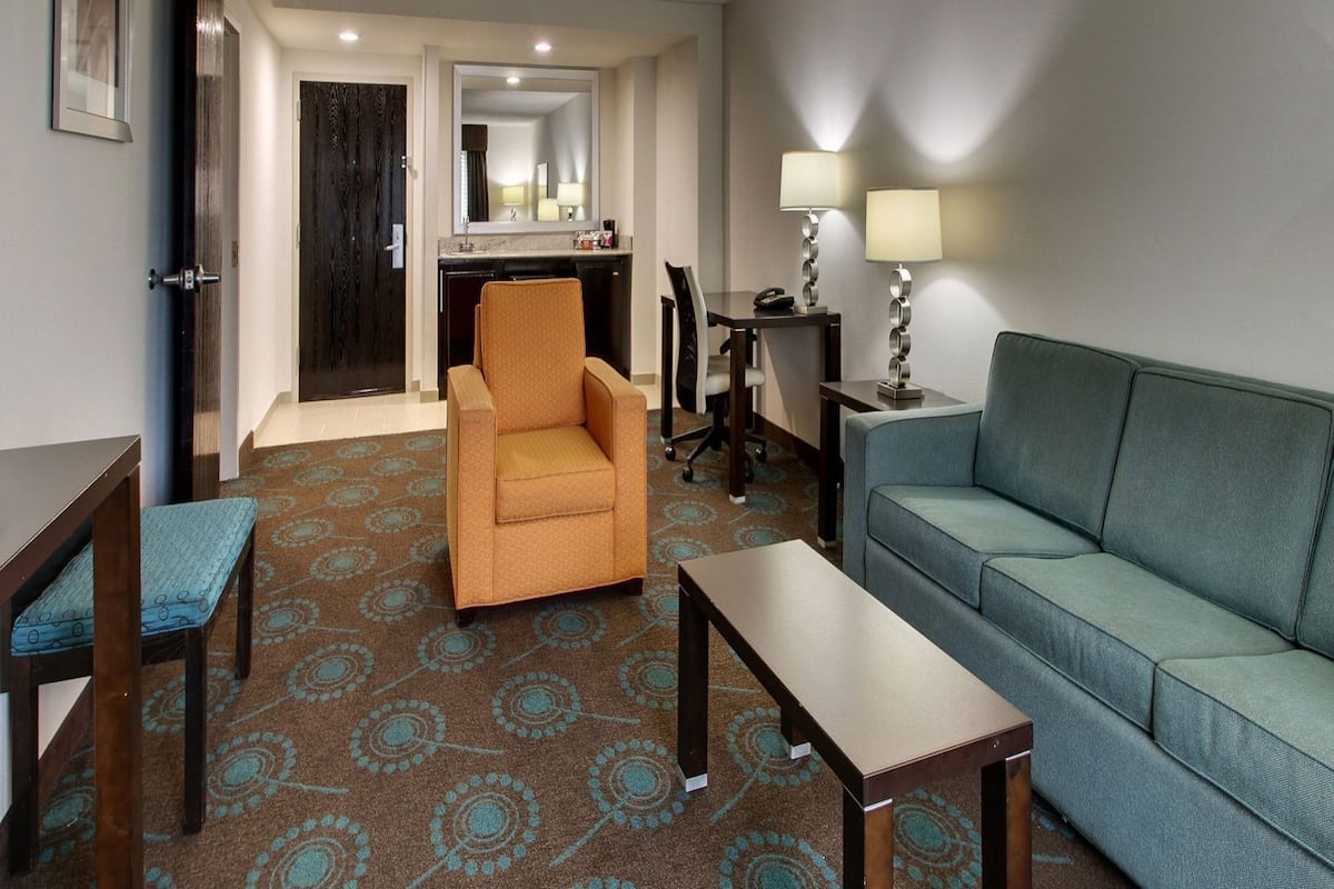 Living area | 32-inch flat-screen TV with satellite channels, TV
