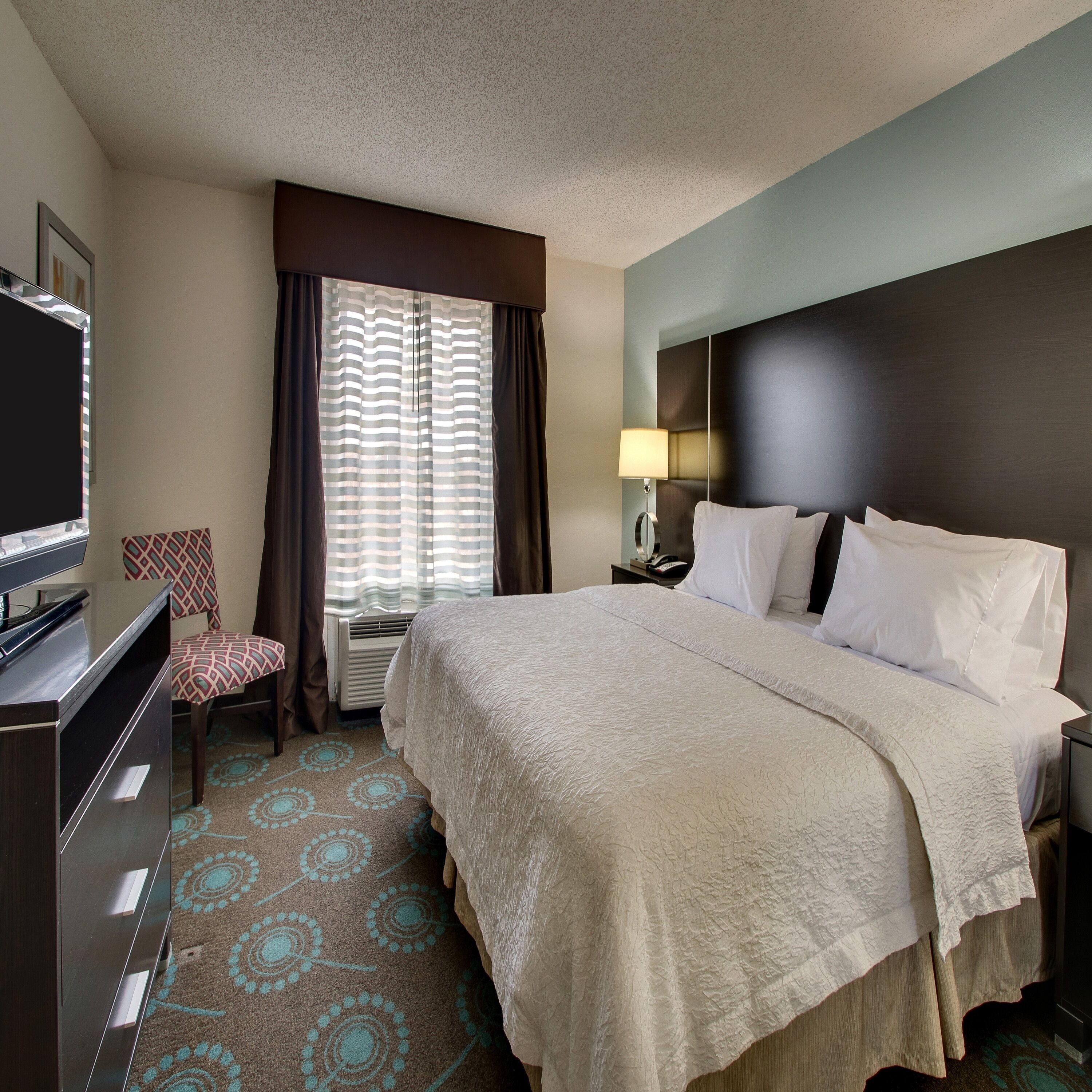 Room, 1 King Bed, Non Smoking | Iron/ironing board, free cribs/infant beds, free WiFi, bed sheets