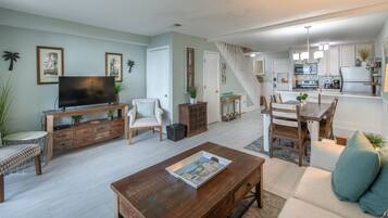 Villa, 2 Schlafzimmer (Oceanside) | Wohnzimmer | 42-Zoll-Flachbildfernseher mit Satellitenempfang, Fernseher, Bücher