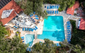 Piscina externa, espreguiçadeiras