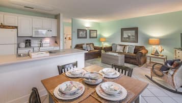 Villa, 1 habitación (Oceanside) | Cocina privada | Refrigerador, microondas, cafetera y tetera y tostadora