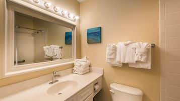 Villa, 1 habitación (Oceanside) | Baño | Ducha y bañera combinadas, secador de pelo y toallas