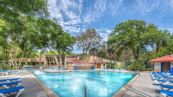 Alberca al aire libre y camastros