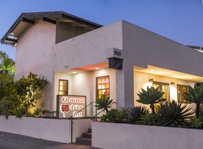 Facciata della struttura - sera/notte