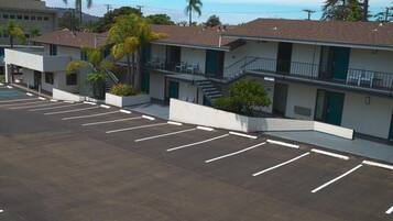 Un motel doté d’un parking, d’une piscine et d’un escalier menant au deuxième étage.