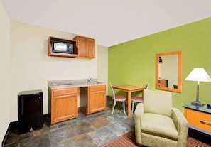 Individually decorated, individually furnished, desk, iron/ironing board - Days Inn by Wyndham Fort Dodge (Fort Dodge)