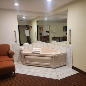 Suite studio, 1 très grand lit, non-fumeur, baignoire à jets | Décor unique, ameublement unique, bureau, fer et planche à repasser